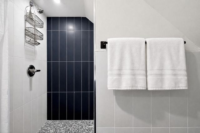 5 LOIS AVE, East Brunswick, NJ 08816