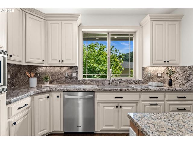 260 Se AVONDALE Way, Gresham, OR 97080