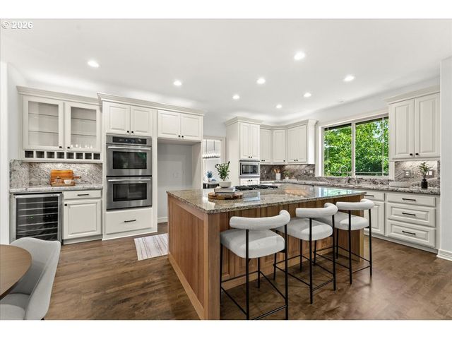 260 Se AVONDALE Way, Gresham, OR 97080