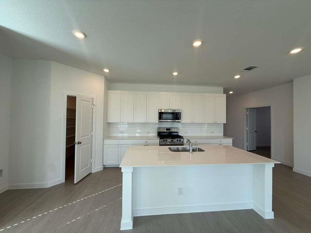124 Brabham LOOP, Hutto, TX 78634