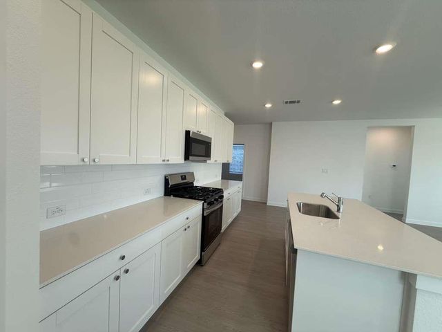 124 Brabham LOOP, Hutto, TX 78634