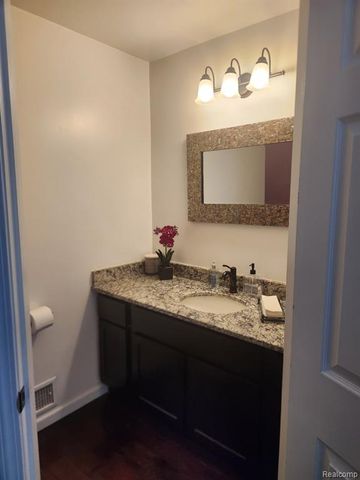 24105 Lathrup Boulevard, Southfield, MI 48075