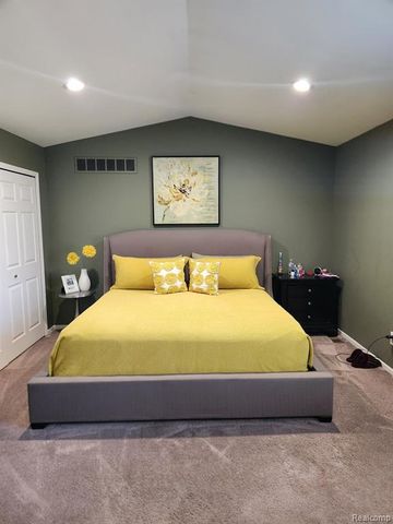 24105 Lathrup Boulevard, Southfield, MI 48075