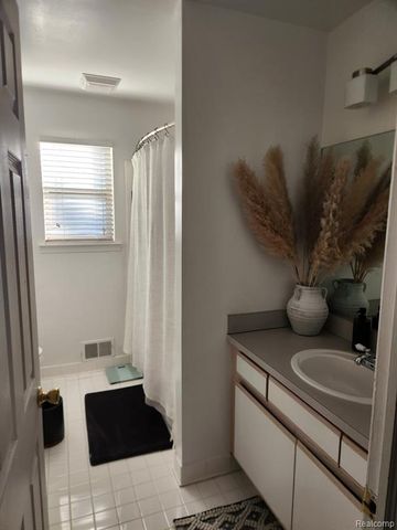 24105 Lathrup Boulevard, Southfield, MI 48075