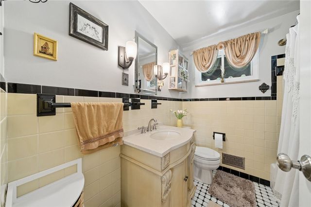 803 Killarney Drive, Castle Shannon, PA 15234