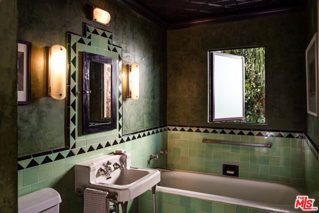 8882 Lookout Mountain Avenue, Los Angeles, CA 90046