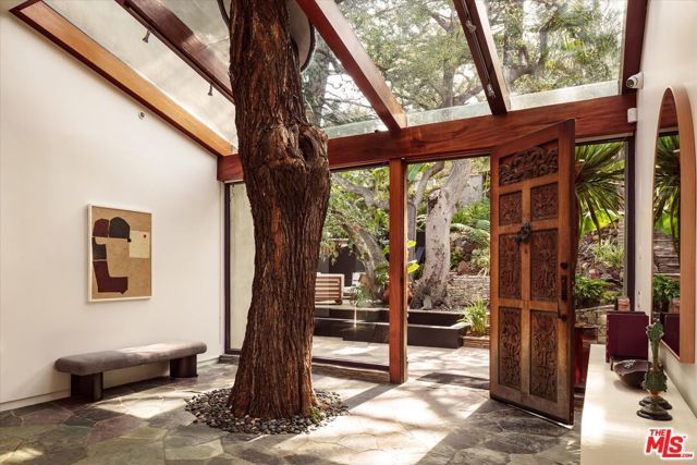 8882 Lookout Mountain Avenue, Los Angeles, CA 90046