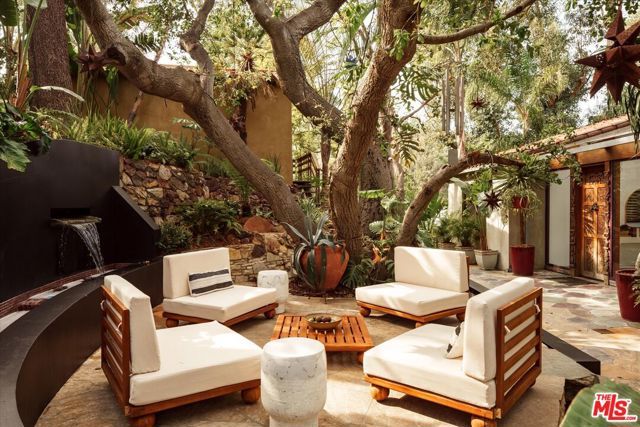 8882 Lookout Mountain Avenue, Los Angeles, CA 90046