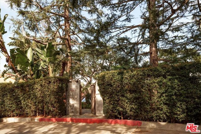 8882 Lookout Mountain Avenue, Los Angeles, CA 90046