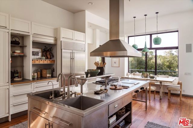 8882 Lookout Mountain Avenue, Los Angeles, CA 90046