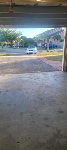 5861 NW 201st Ln, Hialeah, FL 33015