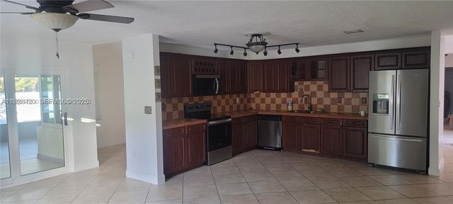 5861 NW 201st Ln, Hialeah, FL 33015