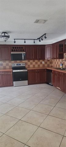 5861 NW 201st Ln, Hialeah, FL 33015