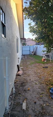 5861 NW 201st Ln, Hialeah, FL 33015