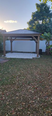 5861 NW 201st Ln, Hialeah, FL 33015