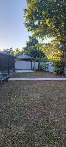 5861 NW 201st Ln, Hialeah, FL 33015