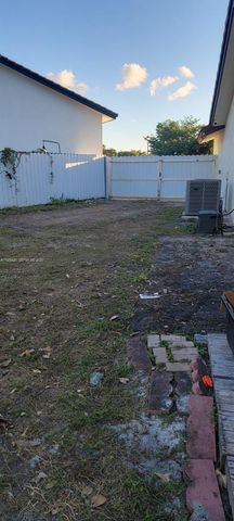 5861 NW 201st Ln, Hialeah, FL 33015