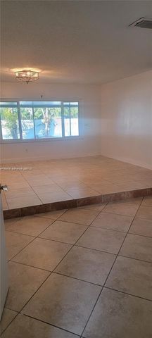 5861 NW 201st Ln, Hialeah, FL 33015