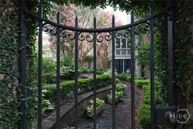 11 W Jones Street, Savannah, GA 31401