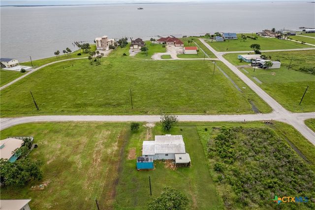 890 N Quail Run Avenue, Port Lavaca, TX 77979