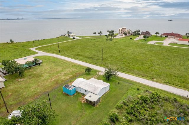890 N Quail Run Avenue, Port Lavaca, TX 77979