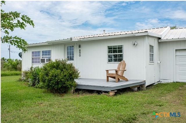 890 N Quail Run Avenue, Port Lavaca, TX 77979