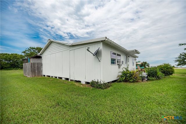 890 N Quail Run Avenue, Port Lavaca, TX 77979