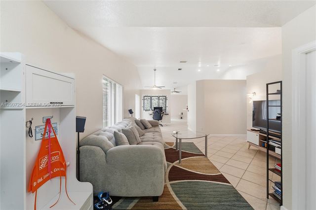 1004 Golden Cane Dr, Weston, FL 33327