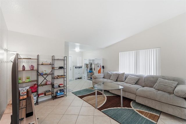 1004 Golden Cane Dr, Weston, FL 33327