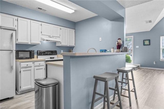 241 N Hill LN, Chesapeake, VA 23322
