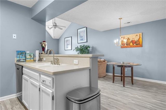 241 N Hill LN, Chesapeake, VA 23322