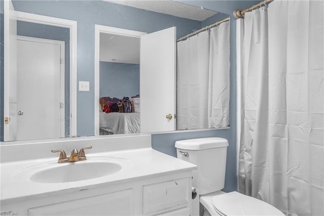 241 N Hill LN, Chesapeake, VA 23322