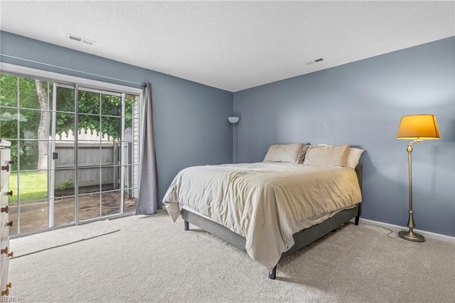 241 N Hill LN, Chesapeake, VA 23322