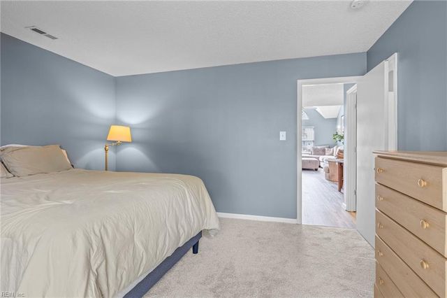 241 N Hill LN, Chesapeake, VA 23322