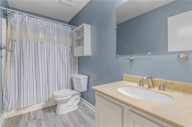 241 N Hill LN, Chesapeake, VA 23322
