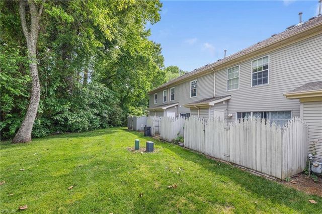 241 N Hill LN, Chesapeake, VA 23322