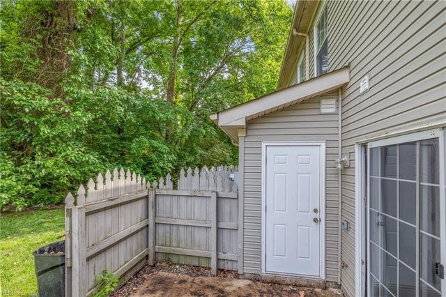 241 N Hill LN, Chesapeake, VA 23322