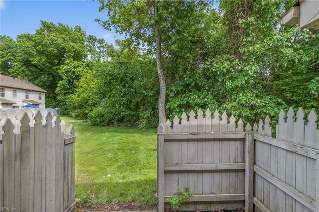 241 N Hill LN, Chesapeake, VA 23322