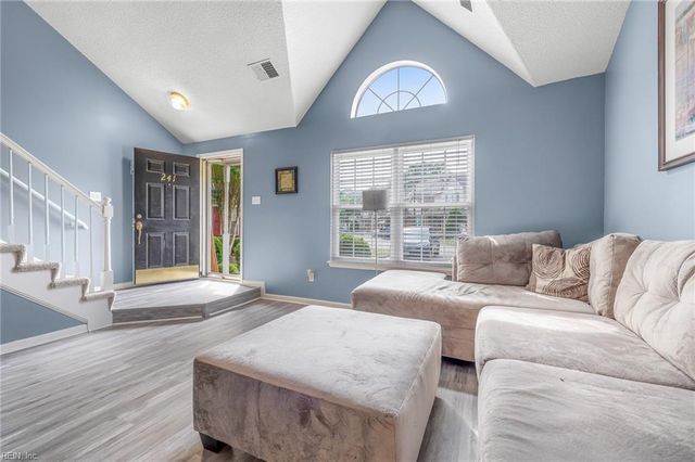 241 N Hill LN, Chesapeake, VA 23322