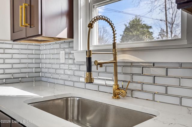 4902 Dee Rd, Louisville, KY 40219