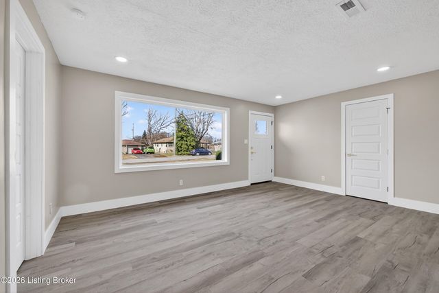 4902 Dee Rd, Louisville, KY 40219