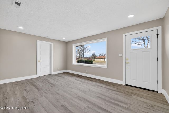 4902 Dee Rd, Louisville, KY 40219