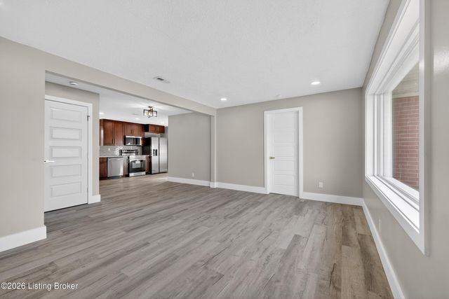 4902 Dee Rd, Louisville, KY 40219