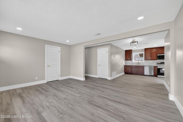 4902 Dee Rd, Louisville, KY 40219