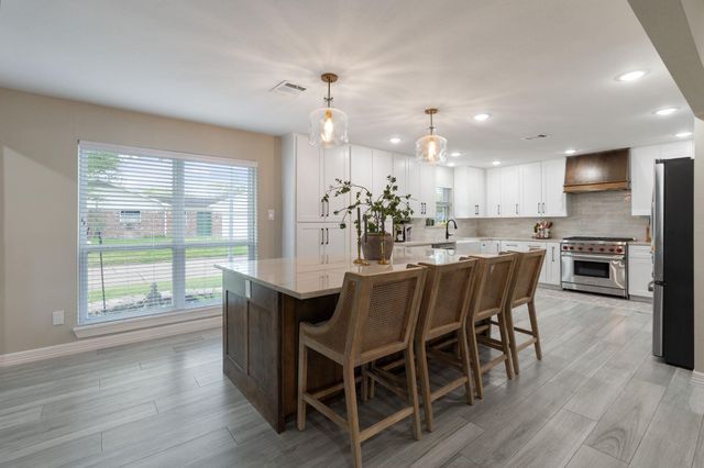 9214 Bintliff Drive, Houston, TX 77074