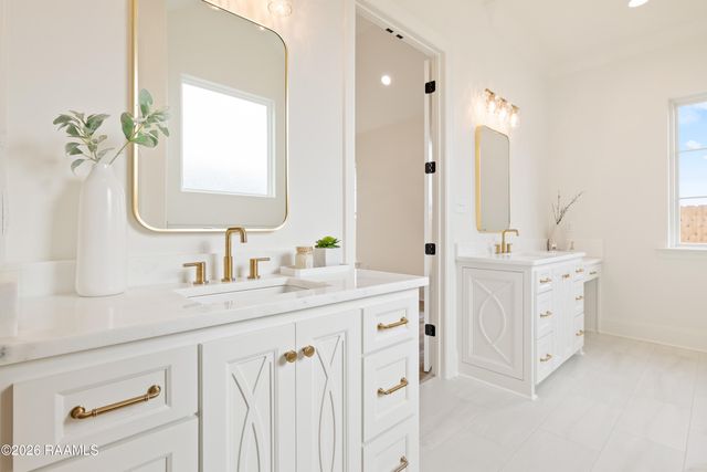 305 Grand Oak Drive, Broussard, LA 70518