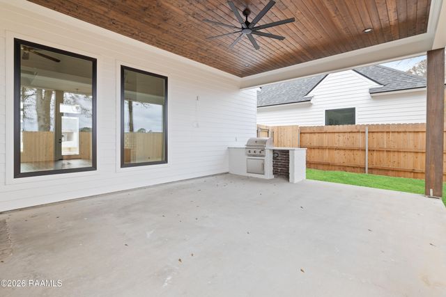 305 Grand Oak Drive, Broussard, LA 70518