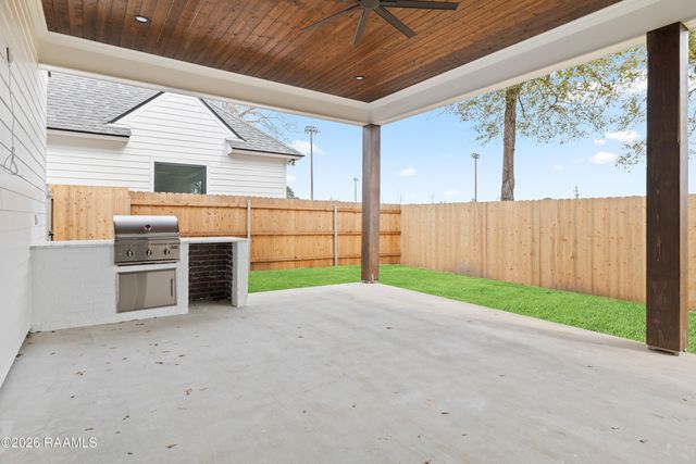 305 Grand Oak Drive, Broussard, LA 70518