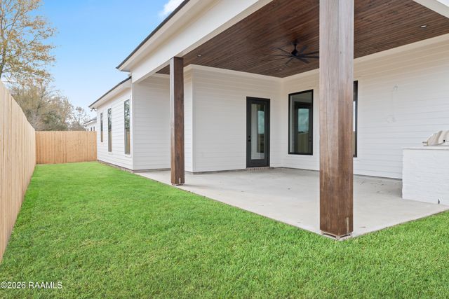 305 Grand Oak Drive, Broussard, LA 70518