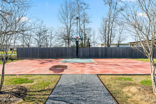 305 Grand Oak Drive, Broussard, LA 70518